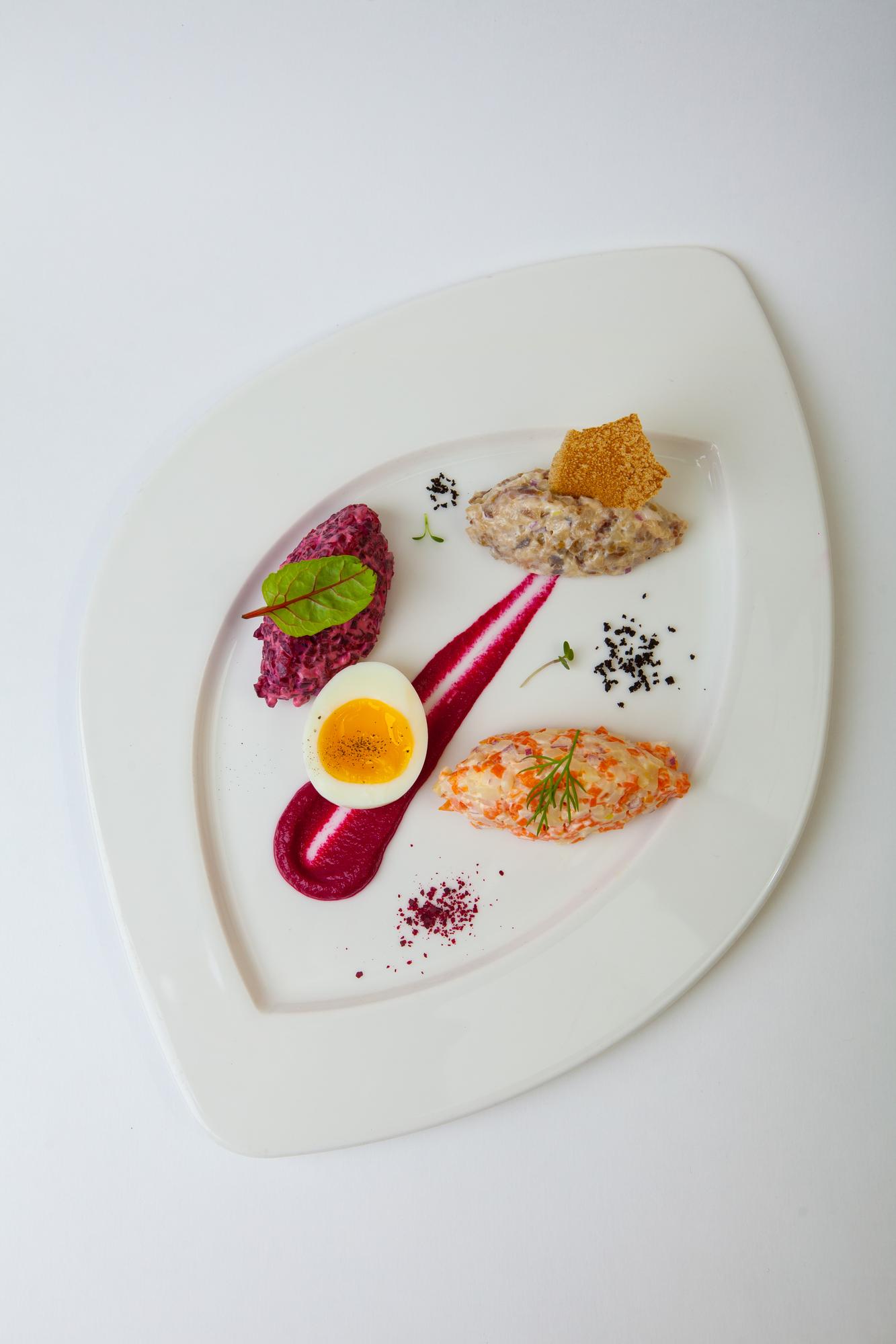 Piatto gourmet con decorazioni precise
