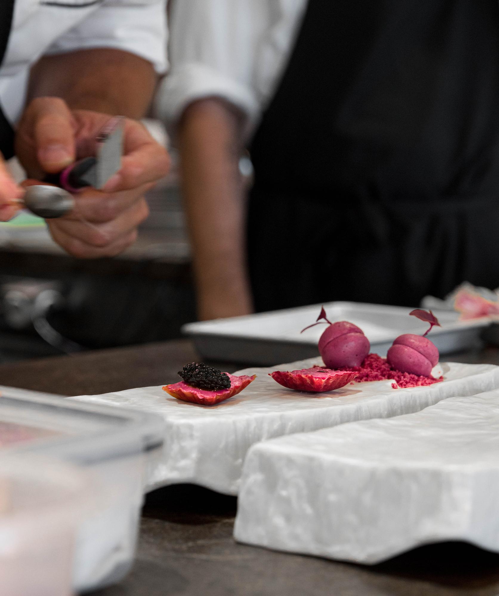 Chef che impiatta in cucina elegante